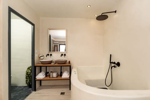 Saint Suite with indoor Jacuzzi bathtub | Bathroom | Combined shower/tub, deep soaking tub, rainfall showerhead