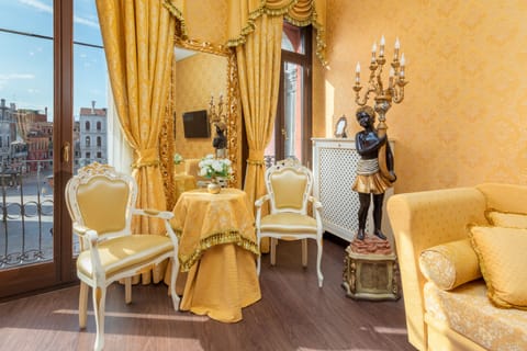 Suite with Balcony and Canal View | Minibar, in-room safe, soundproofing, free WiFi