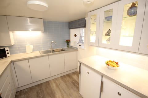 House | Private kitchen | Fridge, microwave, oven, stovetop