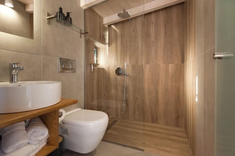 Panoramic Double Room | Bathroom | Rainfall showerhead, free toiletries, hair dryer, bathrobes