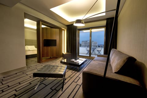 Deluxe Bosphorus Suit Balcony Room | Living area | LCD TV