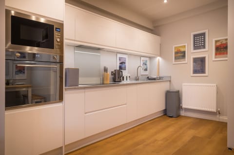 Cottage | Private kitchen | Fridge, dishwasher, electric kettle, toaster