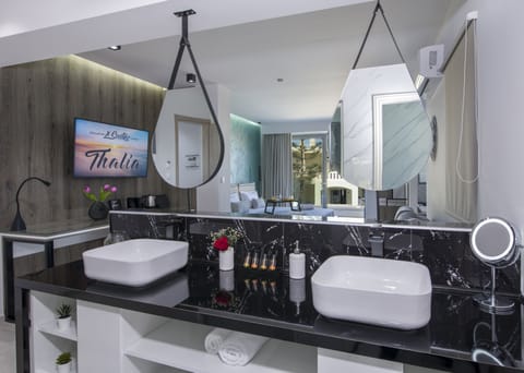 Deluxe Suite, Non Smoking, City View | Bathroom | Separate tub and shower, jetted tub, hydromassage showerhead