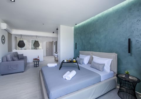 Deluxe Suite, Non Smoking, City View | 1 bedroom, premium bedding, minibar, in-room safe