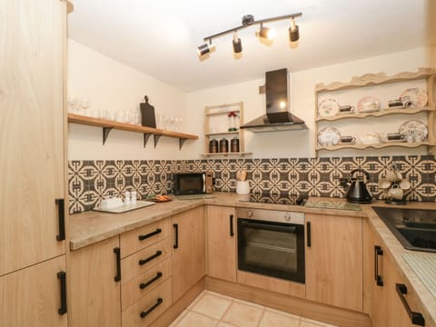 Cottage | Private kitchen | Fridge, dishwasher, electric kettle, toaster