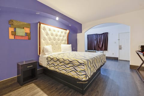 Pillowtop beds, desk, iron/ironing board, free WiFi