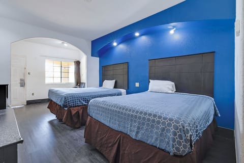 2 Queen Beds Smoking with Kitchenette | Pillowtop beds, desk, iron/ironing board, free WiFi