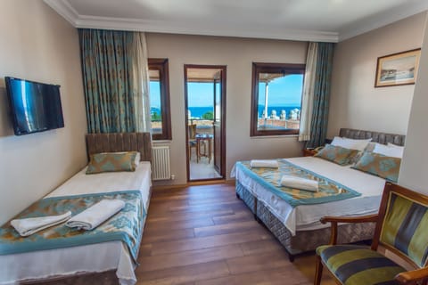 Executive Suite, 1 Bedroom, Sea View | Premium bedding, minibar, in-room safe, desk