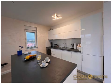 Apartment, 3 Bedrooms, Smoking, Balcony | Interior