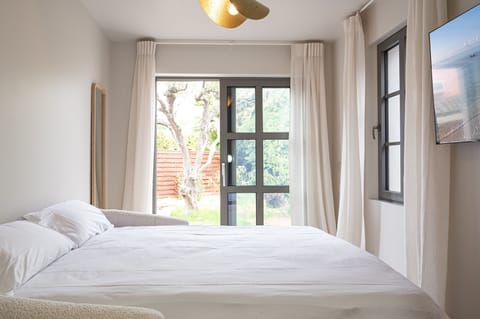 Suite 2 personnes | Living area | 130-cm Smart TV with satellite channels, TV