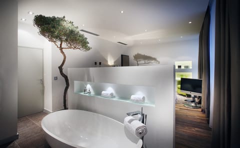 Executive Suite, Balcony | Bathroom | Free toiletries, hair dryer, bathrobes, slippers