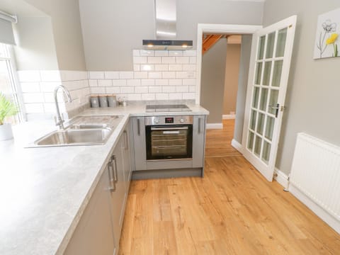 Cottage | Private kitchen | Fridge, dishwasher, electric kettle, toaster
