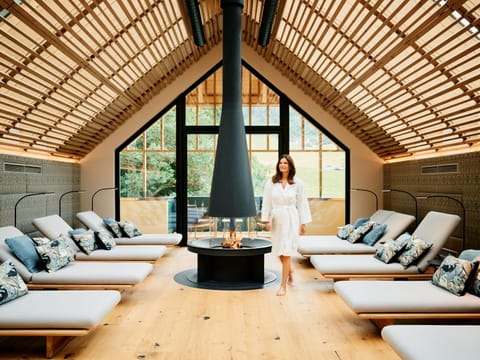 Sauna, steam room, facials, reflexology, 2 treatment rooms