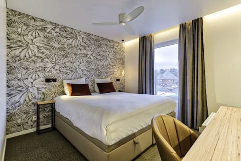 Premium bedding, Tempur-Pedic beds, minibar, in-room safe