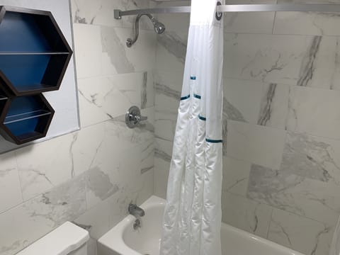 Combined shower/tub, hair dryer, towels