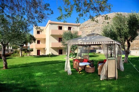 Daily continental breakfast (EUR 7 per person)