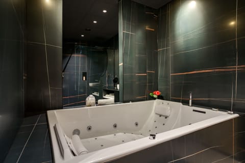 Deluxe Room | In-room safe, desk, blackout drapes, soundproofing