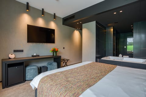 Deluxe Room | In-room safe, desk, blackout drapes, soundproofing