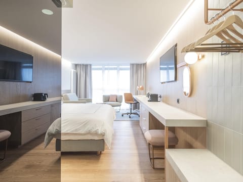 Swiss advantage room with king-size bed (200 cm ) and a sofa bed | Minibar, in-room safe, desk, rollaway beds