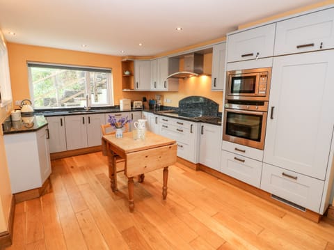 Cottage | Private kitchen | Fridge, dishwasher, electric kettle, toaster