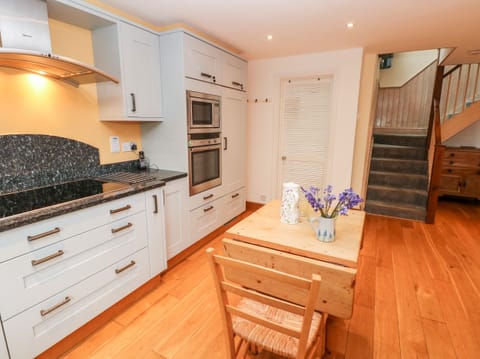 Cottage | Private kitchen | Fridge, dishwasher, electric kettle, toaster