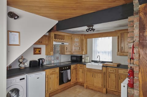 Cottage, 1 Bedroom | Private kitchen | Fridge, microwave, coffee/tea maker