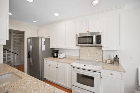 Condo, Multiple Beds, Balcony, Ocean View | Private kitchen | Coffee/tea maker