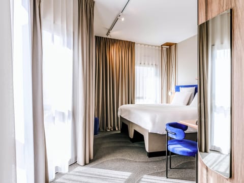 Privilege, Room, 1 Double Bed | Minibar, in-room safe, desk, soundproofing