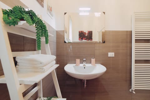 Hypo-allergenic bedding, down comforters, minibar, desk