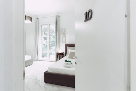 Hypo-allergenic bedding, down comforters, minibar, desk