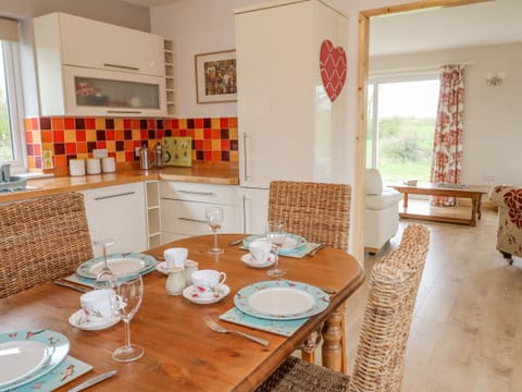 Cottage | Private kitchen | Fridge, dishwasher, electric kettle, toaster