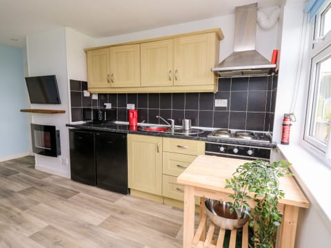 Cottage | Private kitchen | Fridge, electric kettle, toaster, cookware/dishes/utensils