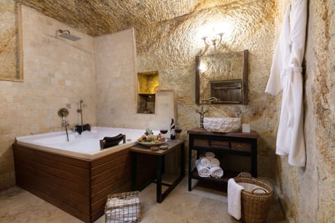 Deluxe Suite | Bathroom | Separate tub and shower, jetted tub, rainfall showerhead