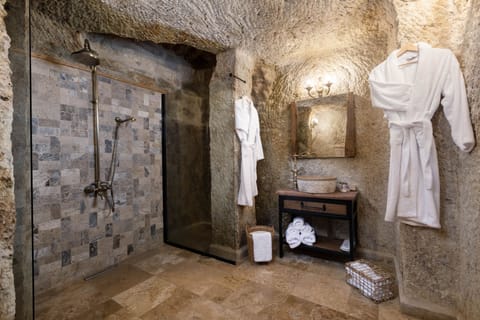 Deluxe Suite | Bathroom | Separate tub and shower, jetted tub, rainfall showerhead