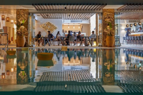 2 restaurants; breakfast, lunch, dinner, and brunch served