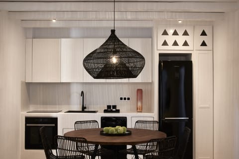 Full-size fridge, oven, stovetop, dishwasher