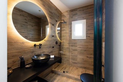 Classic Studio | Bathroom | Shower, rainfall showerhead, hair dryer, bathrobes