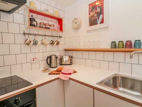 Cottage | Private kitchen | Fridge, dishwasher, electric kettle, toaster