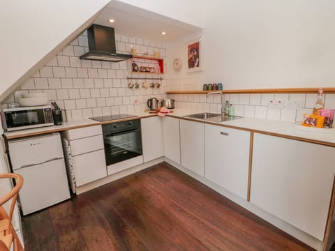 Cottage | Private kitchen | Fridge, dishwasher, electric kettle, toaster