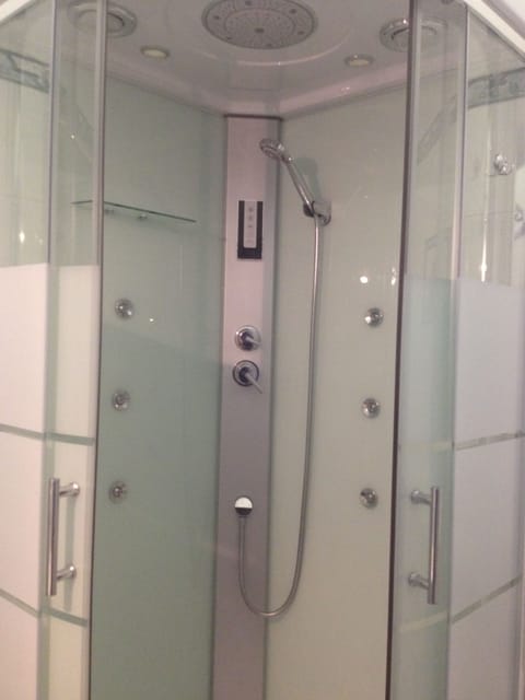 Shower, free toiletries, towels