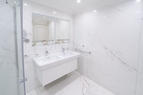 Luxury Apartment | Bathroom | Shower, hair dryer, slippers, towels