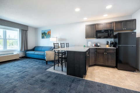 Deluxe Studio Suite, 1 King Bed with Sofa bed | Private kitchen | Fridge, microwave, stovetop, coffee/tea maker