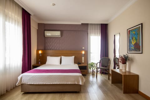 Double Room, 1 Double Bed, Non Smoking, Sea View | In-room safe, desk, laptop workspace, soundproofing