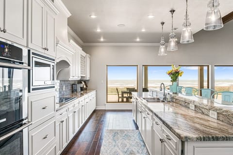 House, 4 Bedrooms | Private kitchen | Fridge, oven, coffee/tea maker, toaster