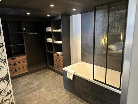 Family Room, Multiple Beds | Bathroom | Bathtub, towels