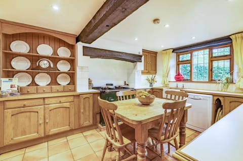 Cottage | Private kitchen | Fridge, dishwasher, electric kettle, toaster