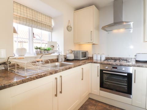 Cottage | Private kitchen | Fridge, dishwasher, electric kettle, toaster