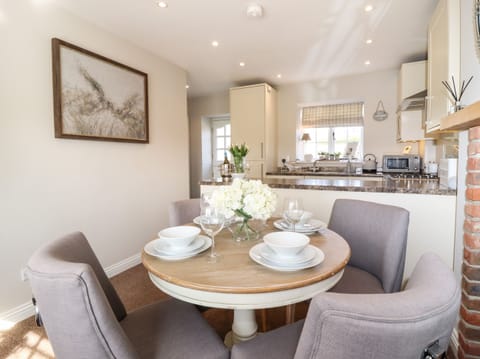 Cottage | Private kitchen | Fridge, dishwasher, electric kettle, toaster