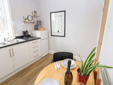 Cottage | Private kitchen | Fridge, electric kettle, toaster, cookware/dishes/utensils