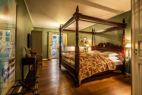 Hypo-allergenic bedding, minibar, in-room safe, individually decorated